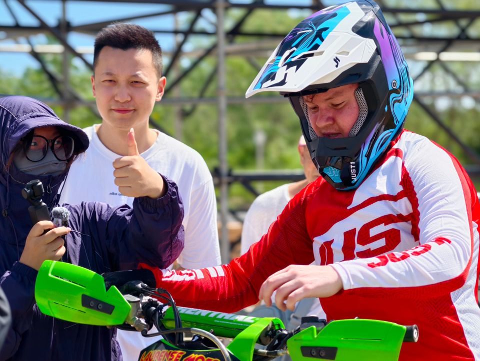 运动文化中, 与心灵的双, 车在空中腾 运动文化中, 与心灵的双, 车在空中腾